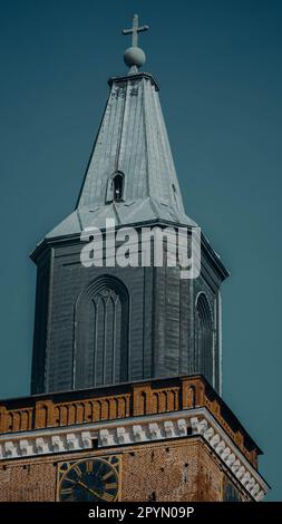 Ein majestätischer Blick auf die Kathedrale von Turku in Finnland an einem hellen, sonnigen Tag Stockfoto