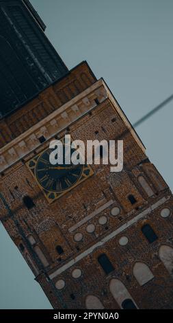 Ein majestätischer Blick auf die Kathedrale von Turku in Finnland an einem hellen, sonnigen Tag Stockfoto