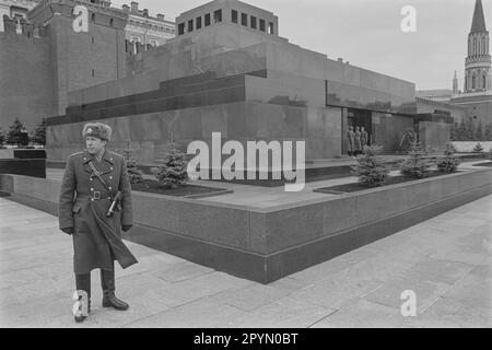 1986: Wechsel der Ehrengarde im Lenin-Mausoleum neben der Mauer des Kremls auf dem Roten Platz Moskaus. Stockfoto