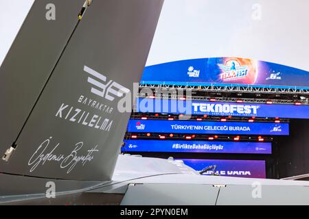 Schwanz und Zeichen von Bayraktar Kizilelma beim Teknofest 2023. Istanbul Turkiye - 5.1.2023 Stockfoto