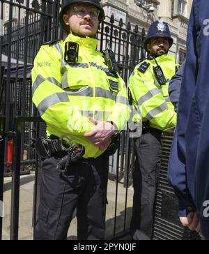 London, England, Großbritannien. Polizeibeamte der Metropolitan, die Dienst haben, am Eingang zur Downing Street, Westminster Stockfoto