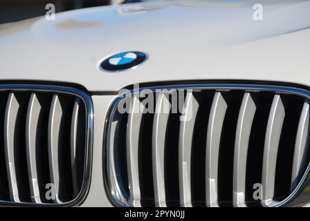 Weißer BMW xDrive X3 Stockfoto