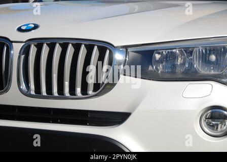 Weißer BMW xDrive X3 Stockfoto