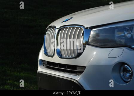 Weißer BMW X3-Frontgrill Stockfoto