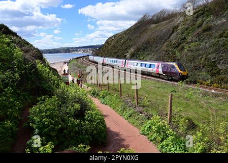 Überqueren Sie den Country Train 1S49, die 1127 Plymouth nach Edinburgh, vorbei am Langstone Rock in Dawlish Warren, bestehend aus Voyager Set Nr. 221136. 15.04.2023. Stockfoto