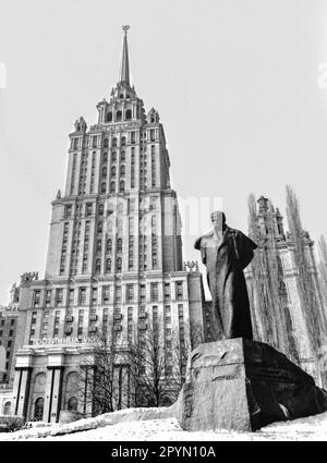 1988: Eine Statue des ukrainischen Dichters Taras Schewtschenko steht vor dem Hotel Ukraina. Das barocke Gebäude im „Hochzeitstorten“-Stil ist eine der sogenannten „Sieben Schwestern“, die von Joseph Stalin im Rahmen eines Plans zur Modernisierung Moskaus unmittelbar nach dem Zweiten Weltkrieg in Auftrag gegeben wurden Die Bauarbeiten begannen 1953 und das Hotel Ukraina wurde 1957 eröffnet. Stockfoto