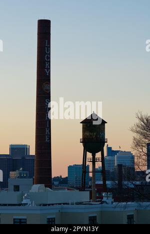 Lucky Strike Factory Smokestack and Water Tower, Richmond, Virginia (USA) Stockfoto