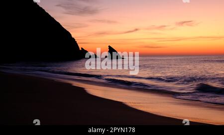 Farben des Sonnenuntergangs am Meer - Praia da Adraga, Sintra, Portugal Stockfoto