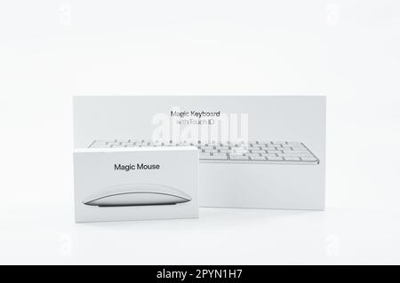 Bild mit Apple Magic Maus und Magic Tastaturboxen auf einer weißen Tischoberfläche Stockfoto