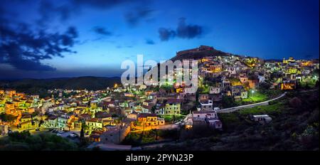 Panoramablick bei Nacht Volissos, eines der schönsten Dörfer von Chios, im Nordosten der Insel. Nordägäis, Griechenland. Stockfoto