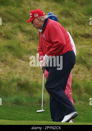 Der ehemalige US-Präsident Donald Trump reagiert auf einen Putt auf dem 15. Green im Trump International Golf Links & Hotel in Doonbeg, Co Clare, während seines Besuchs in Irland. Foto: Donnerstag, 4. Mai 2023. Stockfoto