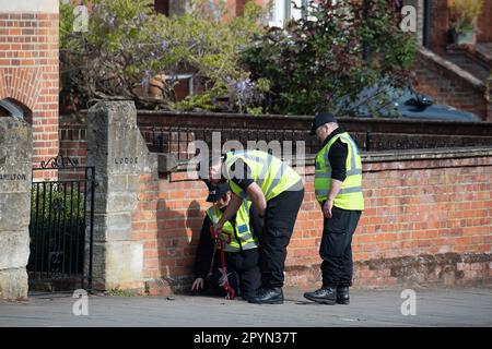 Windsor, Berkshire, Großbritannien. 4. Mai 2023. Die Polizei-Suchteams überprüfen Windsor. Die Stadt Windsor in Berkshire bereitet sich auf die Krönung von König Karl III. Vor Am Sonntag, den 7. Mai 2023, findet auf dem Gelände von Windsor Castle ein Konzert mit Sternenhüten statt, an dem der König und die Königin teilnehmen werden. Kredit: Maureen McLean/Alamy Live News Stockfoto