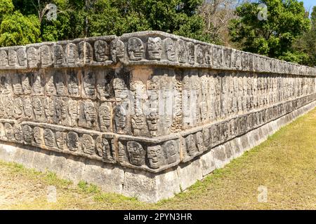 Plattform der Skulls, Tzompantli, Chichén Itzá, Maya-Ruinen, Yucatan, Mexiko Stockfoto