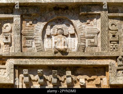 Details der kunstvoll dekorierten Steinfassade im Monjas-Komplex, Chichén Itzá, Maya-Ruinen, Yucatan, Mexiko - das Nonnenkloster oder das Haus der Nonnen Stockfoto