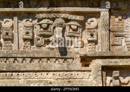 Details der kunstvoll dekorierten Steinfassade im Monjas-Komplex, Chichén Itzá, Maya-Ruinen, Yucatan, Mexiko - das Nonnenkloster oder das Haus der Nonnen Stockfoto