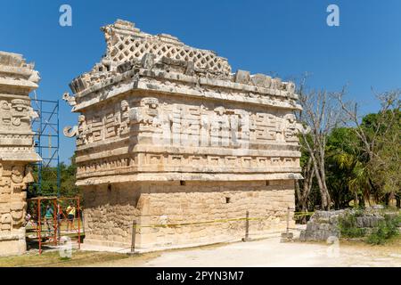 Kunstvoll dekorierte Steinfassade im Monjas-Komplex, Chichén Itzá, Maya-Ruinen, Yucatan, Mexiko - Iglesien oder Kirchengebäude Stockfoto