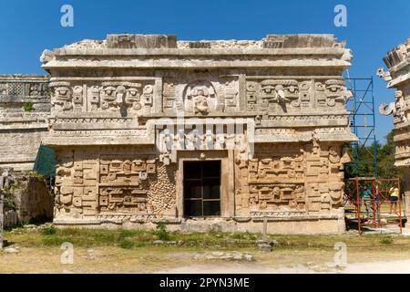 Kunstvoll dekorierte Steinfassade im Monjas-Komplex, Chichén Itzá, Maya-Ruinen, Yucatan, Mexiko - das Nonnenkloster oder das Haus der Nonnen Stockfoto