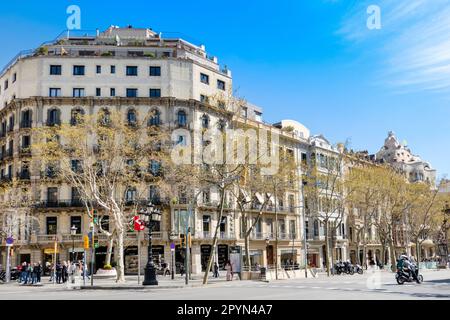 Barcelona, Spanien - 25. März 2023: Landschaft des Passeig de Gracia - eine der wichtigsten Straßen in Barcelona im Zentrum des Stadtteils Eixample Stockfoto