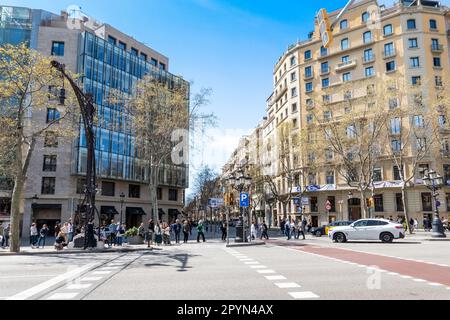 Barcelona, Spanien - 25. März 2023: Landschaft des Passeig de Gracia - eine der wichtigsten Straßen in Barcelona im Zentrum des Stadtteils Eixample Stockfoto
