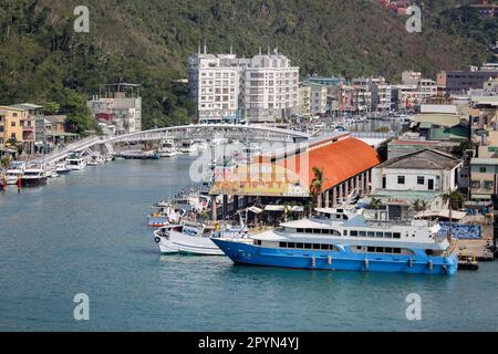 Gushan Marina, kleine Touristenboote und touristische Besuche Bootshafen, moderne Fußgängerbrücke, Yachthafen, Hafen von Kaohsiung (高雄港), Taiwan Stockfoto