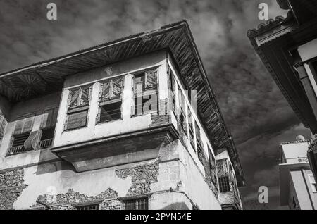 Ein Foto eines verfallenen osmanischen Hauses in der Altstadt von Antalya Kaleici zeigt die verblasste Pracht einer vergangenen Epoche. Das überhängende Dach und Holz Stockfoto