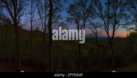 Atemberaubender, ruhiger Sonnenuntergang von der Terrasse einer Hütte in den Great Smoky Mountains. Stockfoto