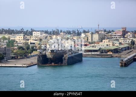 Chung-Hai-Klasse-Panzerlandungsschiff in schwimmendem Trockendock im Hafen von Kaohsiung, Taiwan, taiwanische Marine (aktives Schiff, das während des 2. Weltkriegs diente) Stockfoto