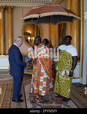 König Karl III. Empfängt seine Majestät Otumfuo Osei Tutu II., Asantehene, König des Königreichs Ashanti, während einer Audienz im Buckingham Palace, London. Foto: Donnerstag, 4. Mai 2023. Stockfoto