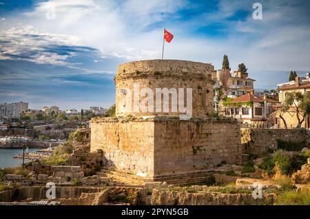 Der Hidirlik-Turm, ein historisches Wahrzeichen in Antalya, Türkei (Turkiye). Der Turm befindet sich an der Stelle, an der die Altstadt von Kaleiz auf Karaalioğlu Par trifft Stockfoto