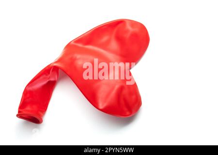 Entlüfteter roter herzförmiger Ballon isoliert auf weißem Hintergrund. Stockfoto