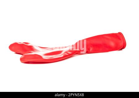 Entlüfteter roter herzförmiger Ballon isoliert auf weißem Hintergrund. Stockfoto