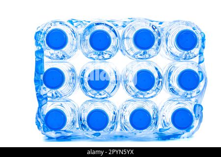 packung mit 12 halben Liter Plastikflaschen mit Wasser Stockfoto