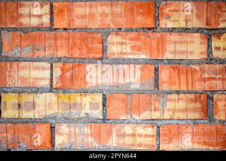 Veraltete Ziegelwand mit schmutzigen Elementen für eine Hintergrundtextur Stockfoto