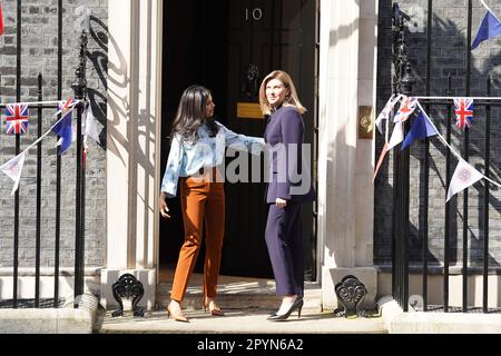 Die Frau von Rishi Sunak, Akshata Murty, begrüßt die First Lady der Ukraine, Olena Zelenska, vor der 10 Downing Street, London, während ihres Besuchs in Großbritannien. Foto: Donnerstag, 4. Mai 2023. Stockfoto