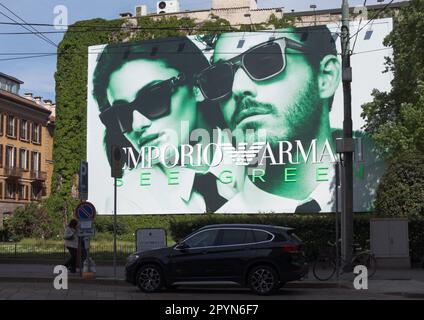 Riesige Giorgio Armani Werbung an der Wandfassade, Mailand, Italien Stockfoto