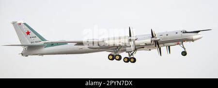 Tupolev TU-95 (Russisch: Туполев Ту-95; NATO-Berichtsname: 'Bär') ist eine große, viermotorige Turboprop-betriebene strategische Bomber- und Raketenplattform. Stockfoto