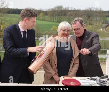 04. Mai 2023, Bayern, Töpen: Oliver Bär (CSU, l-r), Die Landesministerin für Kultur und Medien Claudia Roth (Bündnis 90/die Grünen) und die Ministerpräsidentin Thüringens Bodo Ramelow (die Linke) legen gemeinsam den Grundstein für die Erweiterung des Deutsch-Deutschen Museums Mödlareuth. In Zukunft wird die Erweiterung es dem Museum ermöglichen, die Geschichte der deutschen Teilung und Wiedervereinigung anhand des Beispiels Mödlareuth zu erzählen, basierend auf den neuesten Forschungsergebnissen. Foto: Bodo Schackow/dpa Stockfoto