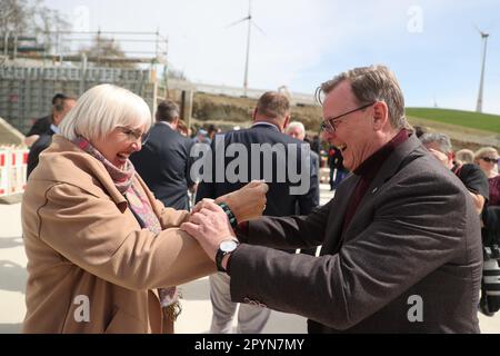 04. Mai 2023, Bayern, Töpen: Claudia Roth (Bündnis 90/die Grünen, l), Staatsministerin für Kultur und Medien, und Bodo Ramelow (die Linke), Ministerpräsident von Thüringen, begrüßen sich gegenseitig bei der Grundsteinlegung für die Erweiterung des Deutsch-Deutschen Museums Mödlareuth. In Zukunft wird die Erweiterung es dem Museum ermöglichen, die Geschichte der deutschen Teilung und Wiedervereinigung anhand des Beispiels Mödlareuth zu erzählen, basierend auf den neuesten Forschungsergebnissen. Foto: Bodo Schackow/dpa Stockfoto