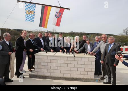 04. Mai 2023, Bayern, Töpen: Claudia Roth (Bündnis 90/die Grünen, 6. von rechts), Staatsministerin für Kultur und Medien, und Bodo Ramelow (die Linke, 5. von rechts), Premierminister von Thüringen, und andere Ehrengäste stehen zusammen bei der Grundsteinlegung für die Erweiterung des Deutsch-Deutschen Museums Mödlareuth. Mit der Erweiterung kann das Museum die Geschichte der deutschen Teilung und Wiedervereinigung anhand des Beispiels Mödlareuth anhand der neuesten Forschungsergebnisse erzählen. Foto: Bodo Schackow/dpa Stockfoto