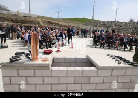 04. Mai 2023, Bayern, Töpen: Utensilien für die Grundsteinlegung liegen auf einem Steinblock bei der Grundsteinlegung für die Erweiterung des Deutsch-Deutschen Museums Mödlareuth. In Zukunft wird die Erweiterung es dem Museum ermöglichen, die Geschichte der deutschen Teilung und Wiedervereinigung anhand des Beispiels Mödlareuth zu erzählen, basierend auf den neuesten Forschungsergebnissen. Foto: Bodo Schackow/dpa Stockfoto