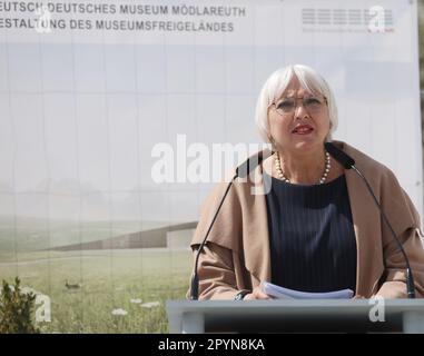 04. Mai 2023, Bayern, Töpen: Claudia Roth (Bündnis 90/die Grünen), Staatsministerin für Kultur und Medien, spricht auf der Grundsteinlegung für die Erweiterung des Deutsch-Deutschen Museums Mödlareuth. Mit der Erweiterung kann das Museum die Geschichte der deutschen Teilung und Wiedervereinigung anhand des Beispiels Mödlareuth anhand der neuesten Forschungsergebnisse erzählen. Foto: Bodo Schackow/dpa Stockfoto