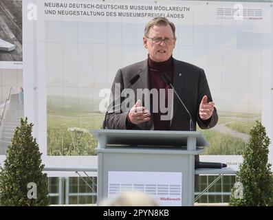 04. Mai 2023, Bayern, Töpen: Bodo Ramelow (die Linke), Ministerpräsident von Thüringen, spricht bei der Grundsteinlegung für die Erweiterung des deutsch-deutschen Museums Mödlareuth. Mit der Erweiterung kann das Museum die Geschichte der deutschen Teilung und Wiedervereinigung anhand des Beispiels Mödlareuth anhand der neuesten Forschungsergebnisse erzählen. Foto: Bodo Schackow/dpa Stockfoto