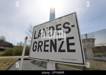 04. Mai 2023, Bayern, Töpen: "Landgrenze" steht auf einem Schild am Deutsch-Deutschen Museum Mödlareuth. In Zukunft wird eine Erweiterung dem Museum ermöglichen, die Geschichte der deutschen Teilung und Wiedervereinigung anhand des Beispiels Mödlareuth zu erzählen, basierend auf den neuesten Forschungsergebnissen. Foto: Bodo Schackow/dpa Stockfoto