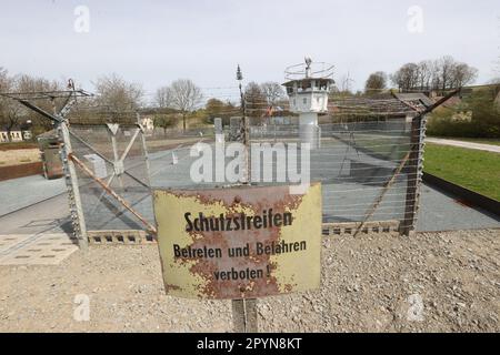 04. Mai 2023, Bayern, Töpen: "Schutzstreifen - kein Betreten und Fahren" steht auf einem Schild am Deutsch-Deutschen Museum Mödlareuth. In Zukunft wird das Museum die Geschichte der deutschen Teilung und Wiedervereinigung anhand des Beispiels Mödlareuth anhand der neuesten Forschungsergebnisse erzählen können. Foto: Bodo Schackow/dpa Stockfoto