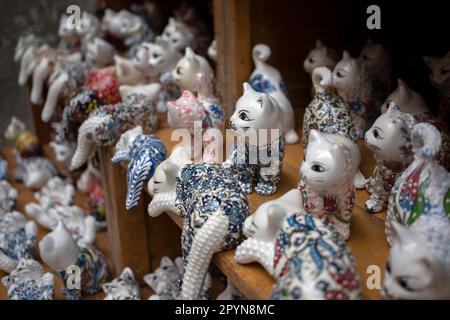 Kotor, Montenegro – in einem Souvenirladen stehen viele Katzenfiguren aus Porzellan auf einem Regal Stockfoto