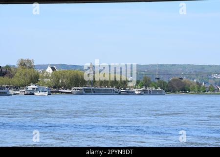 Schiffe in der Altstadt von Koblenz mit Deutschem Eck Stockfoto