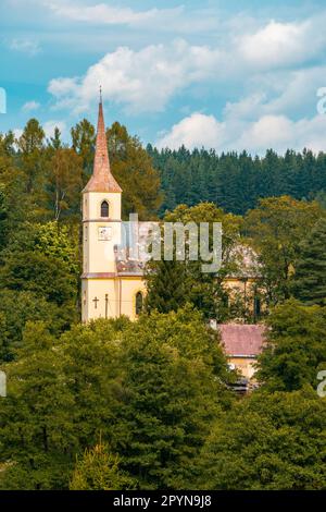 Die Kirche der Heiligen Dreifaltigkeit befindet sich in einem kleinen Dorf namens Liboc im Leopoldovy Hamry Naturpark in Westböhmen.