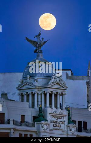 Mond hinter der Statue La Union y el Fenix in Valencia Stockfoto