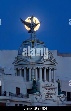 Mond hinter der Statue La Union y el Fenix in Valencia Stockfoto