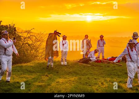 Morris-Tänzer tanzten am 1. Mai 2023 in der Nähe von Trottiscliffe auf Coldrum Long Barrow Stockfoto